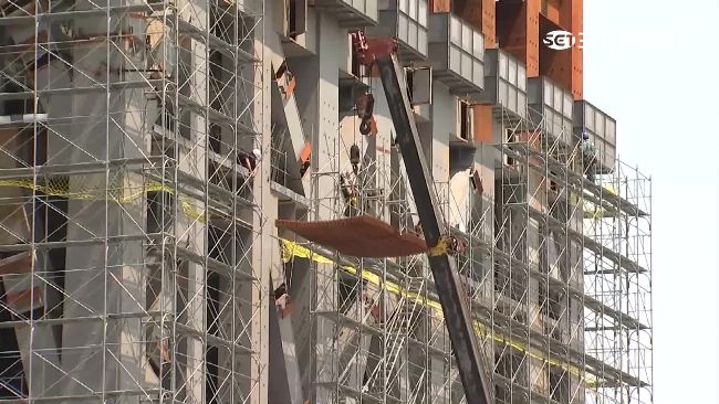 高空吊掛鋼梁沒交管　遠雄工地惹爭議