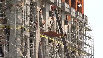 高空吊掛鋼梁沒交管　遠雄工地惹爭議