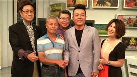 謝淑薇父親謝子龍與網協秘書長劉中興握手（圖／取自陳斐娟臉書）