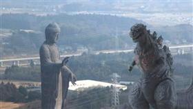 哥吉拉與牛久大佛。圖／翻攝自Twitter@ryofujii2000