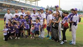 義大犀牛父親節開球（圖／記者王怡翔攝）