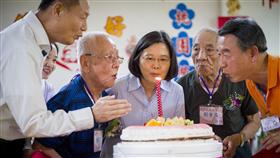 蔡英文訪視桃園榮民之家　總統府提供