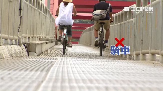 車道鋪鐵板？女雨天騎車摔成腦震盪