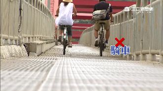 車道鋪鐵板？女雨天騎車摔成腦震盪