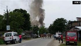 印度阿薩姆邦市場遭襲擊（圖／翻攝自印度斯坦時報）