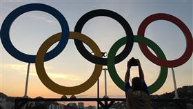 LF
里約奧運開幕式 奧運五環眾人拍
2016巴西里約奧運5日（當地時間）在馬拉卡納體育場
舉行開幕式，不少參觀者搶拍奧運五環。
中央社記者徐肇昌里約攝  105年8月6日