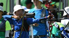 LF 里約奧運
奧運射箭女子排名賽　譚雅婷第4
里約奧運女子射箭排名賽5日（當地時間）展開，中華
隊譚雅婷（圖）、雷千瑩、林詩嘉共射下1932分，在女
團預賽排名第4位，其中譚雅婷最為出色，以656分在個
人排名第4。
中央社記者張新偉里約攝  105年8月6日