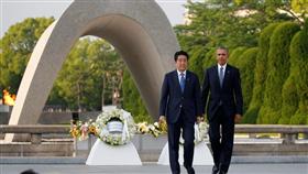 今天（6日）是美國用原子彈轟炸日本廣島（Hiroshima）71週年紀念日。廣島巿長敦促全球領袖追隨美國總統歐巴馬腳步到訪，最終實現世界無核武。

路透社報導，上午8時15分和平鐘聲響起，這是美國戰機當年投下原子彈的時刻。包括年長生還者和政要，約5萬人在這個日本西部城巿的紀念儀式中默哀。（圖／路透社／達志影像）
