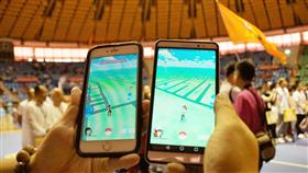 寶可夢在台上線　高雄也現蹤

風靡全球的手機遊戲「寶可夢（Pokemon GO）」6日正式在台上線，網友奔相走告並下載，寶可夢紛在高雄市公園、街頭、百貨公司及購物中心露臉，部分寶可迷玩家走上街頭，為高雄街頭增添新景色。
中央社記者程啟峰高雄攝　105年8月6日