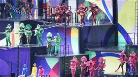 LF里約奧運開幕　森巴歡樂嘉年華（2）2016巴西里約奧運5日（當地時間）在馬拉卡納體育場舉行開幕典禮，表演者在奔放熱情的節奏下大跳森巴舞。
中央社記者徐肇昌里約攝　105年8月6日