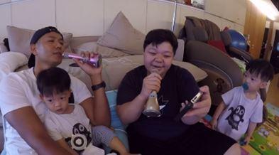 黑人逼保姆對望唱情歌　翔翔一臉疑惑