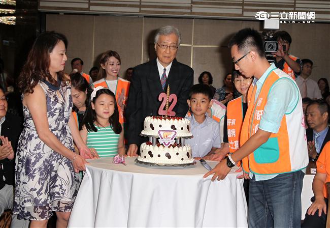 許金川教授率好心肝朋友一起許願、切蛋糕慶生。（記者邱榮吉/攝影）