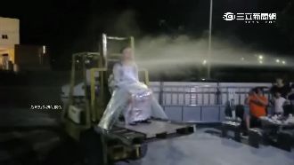 壽星遭綁椅　堆高機鏟起玩「大怒神」