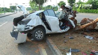 一句「心情不好」…男無照飆車撞樹亡