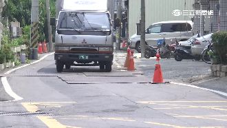 車一經過像「打雷」　施工鐵板擾睡眠