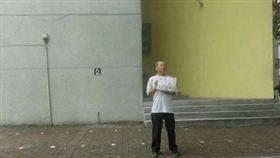 阿伯、工作、圖書館（圖／翻攝自員林大小事）