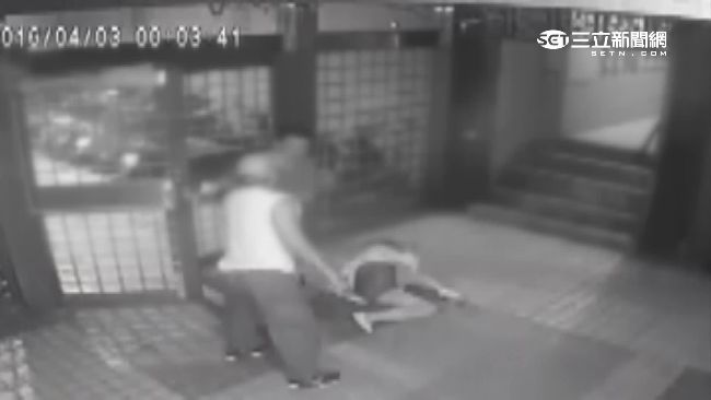 醉男狂毆女友　拳打腳踢監視器全都錄