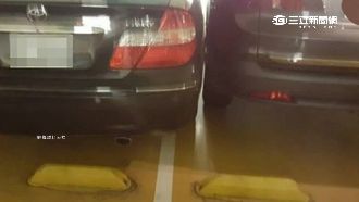 倒車入庫停這樣　汽車壓線擋隔壁出入