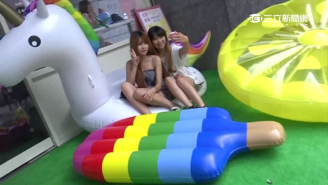 今夏最夯！造型泳圈成正妹玩水必備品