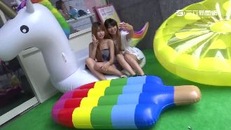 今夏最夯！造型泳圈成正妹玩水必備品