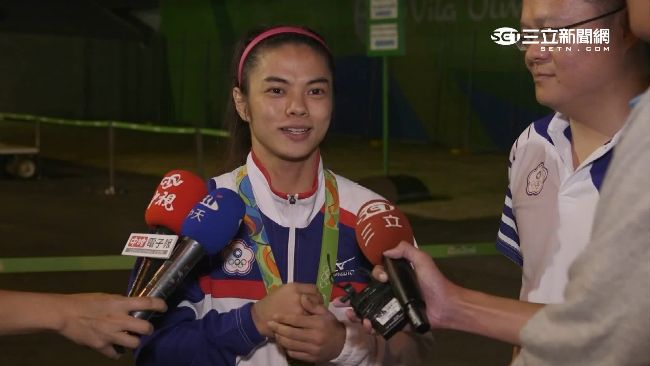 負傷仍奪金　她被讚舉重界的神奇寶貝