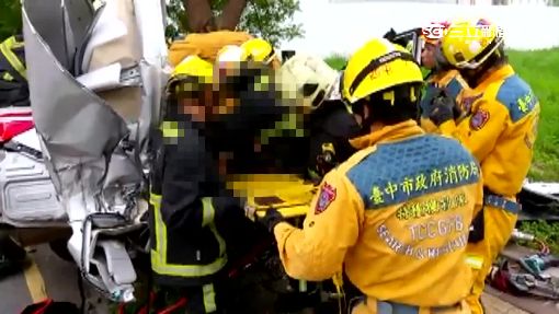 男酒駕失控自撞路樹 車變廢鐵.人沒命