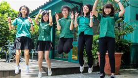 大學多元入學放榜（2）
105年大學考試分發8日上午放榜，北一女中錄取國立大
學738人，其中有302人錄取台大，另外，應屆畢業生中
共36人錄取國外大學。
中央社實習記者蘇郁晴攝 105年8月8日