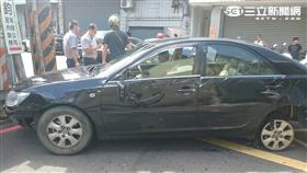 劉女開車逆向闖紅燈躲避查緝自撞收場（翻攝畫面）