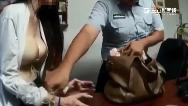 辣妹毒蟲拒檢逃　無照駕駛還2度撞警