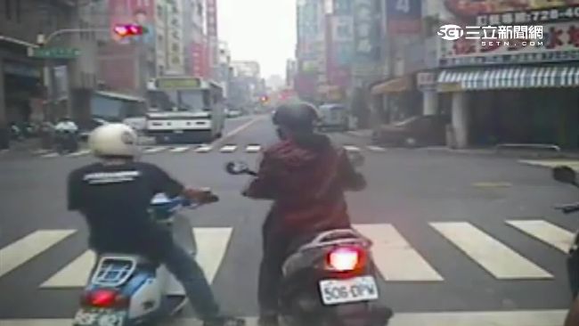 影／邊騎車邊打鬧　下一秒騎士悲劇了