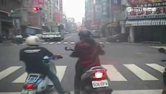 影／邊騎車邊打鬧　下一秒騎士悲劇了