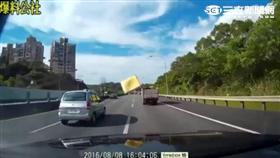 國道有貨車車斗飛出床墊砸中後方轎車（翻攝自爆料公社）