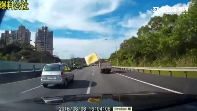 飛天床墊在國道　網友：這是魔毯？