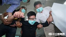 台南鐵路地下化召開都委會，反南鐵東移民眾抗議（圖／記者林敬旻攝）