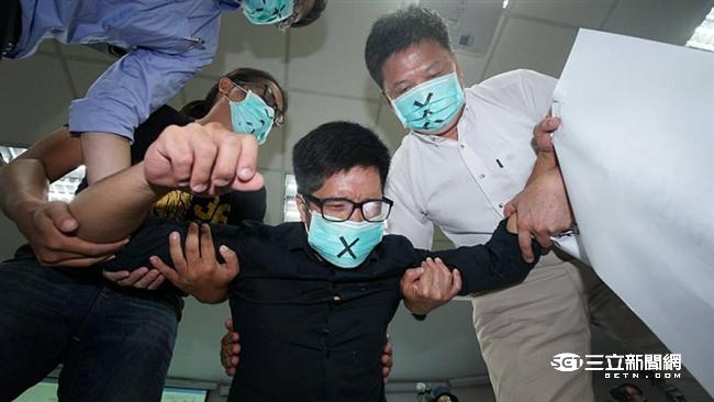 要求召開聽證會！反南鐵東移民眾下跪