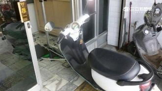 電動車衝撞郵局　陸客：不是在抓寶啦