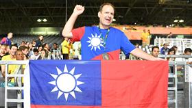 美國人穿國旗裝為台灣加油／中央社