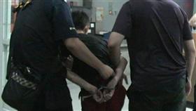 莊姓男子涉嫌闖空門行竊，被屋主發現開槍打傷屋主，再自2樓陽台跳下逃逸，高雄市警方追捕到案起出犯案改造90手槍（圖）等，全案9日依強盜等罪嫌送辦。（圖／中央社提供）