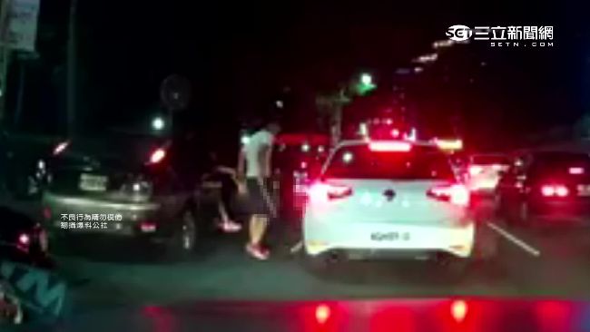 男不滿擋車亮刀　同車女子霸氣阻衝突