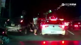 男不滿擋車亮刀　同車女子霸氣阻衝突