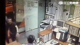 周男緊急煞車引起後方車輛不滿而造成大亂鬥（翻攝畫面）