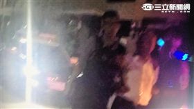 周翁朝家人揮刀遭警方強制送醫（翻攝畫面）