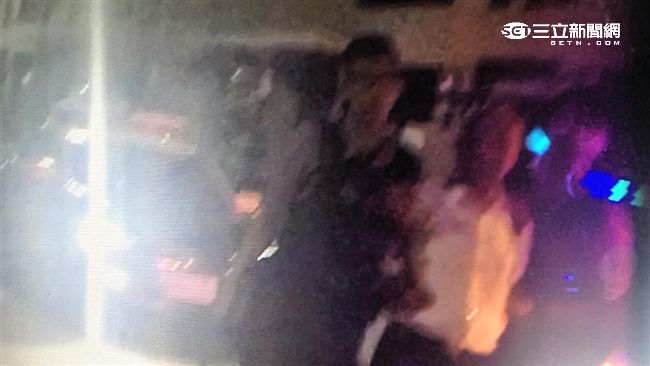 暴怒翁朝家人揮刀　劃傷警仍被制伏