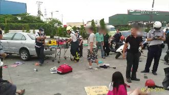 83歲翁誤踩油門　連撞7車釀1死