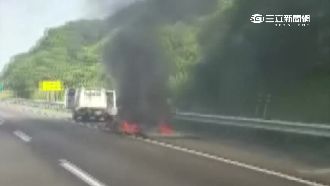 工程車火燒屁股　後車猛按喇叭才知道