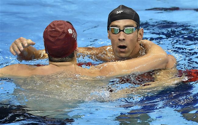 菲爾普斯致意隊手（圖／美聯社／達志影像）