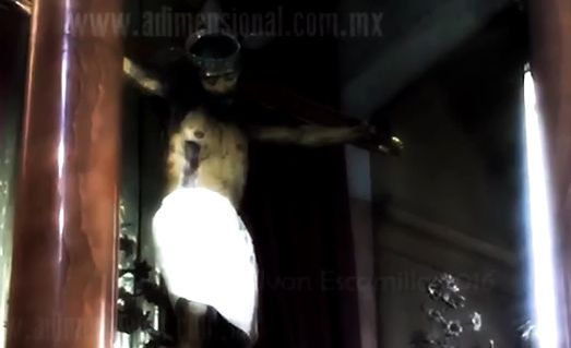 耶穌像竟突然開眼瞪人！專家無法解釋