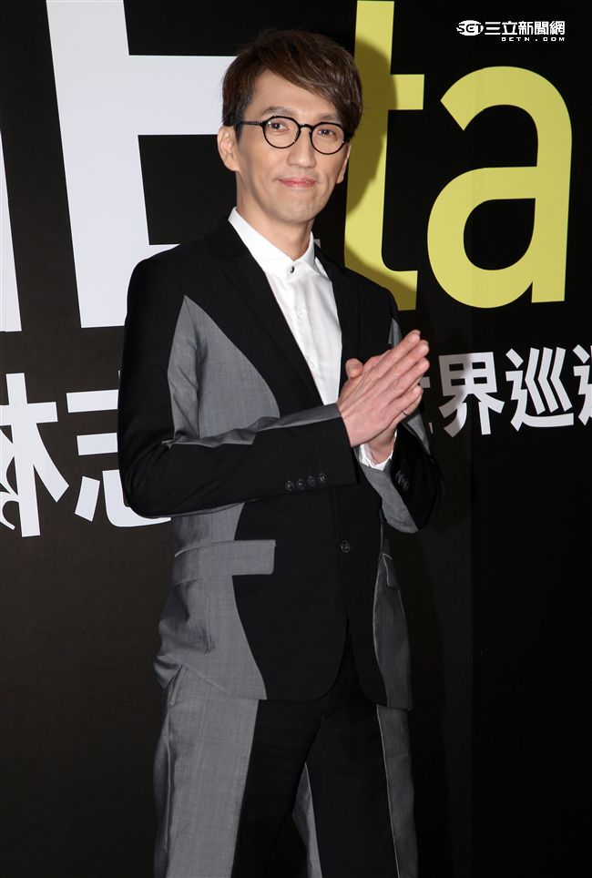 林志炫ONEtake世界巡迴演唱會台北站11月台北小巨蛋登場，現場有聽覺上的享受外，視覺上有創新以名模走秀取代舞群表演，聽、視覺雙享受讓歌迷如癡如狂。（記者邱榮吉/攝影）