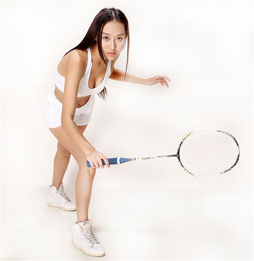 性感誌正妹童恩為里約奧運中華代表隊羽球選手加油。（記者邱榮吉/攝影）