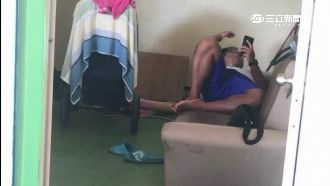 救生員疑怠忽職守　竟入池與童玩水